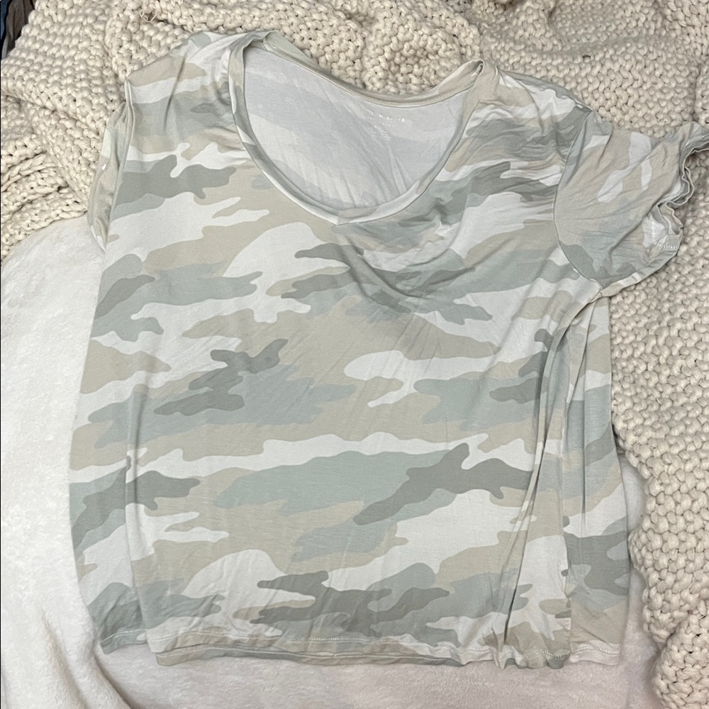 American Eagle Outfitters Camouflage Short Sleeve Tee